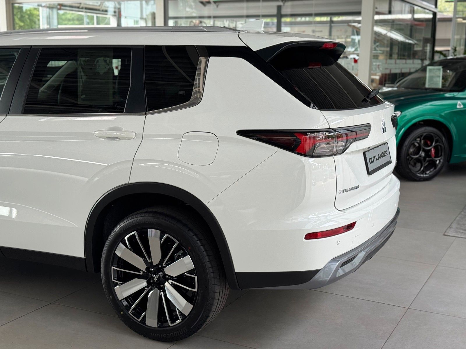 Fahrzeugabbildung Mitsubishi Plug-in Hybrid Outlander Intro Edition