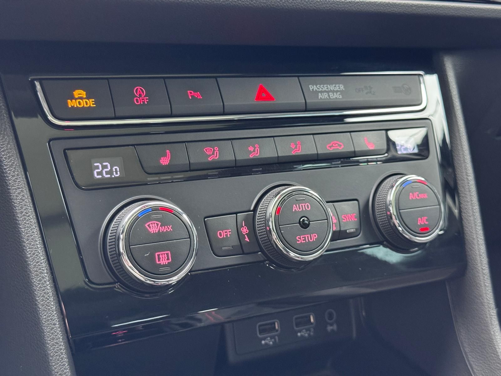 Fahrzeugabbildung SEAT 2.0 TSI FR-LINE/ACC/BEATS/PANO/AMBIENT/R-CAM/AHK