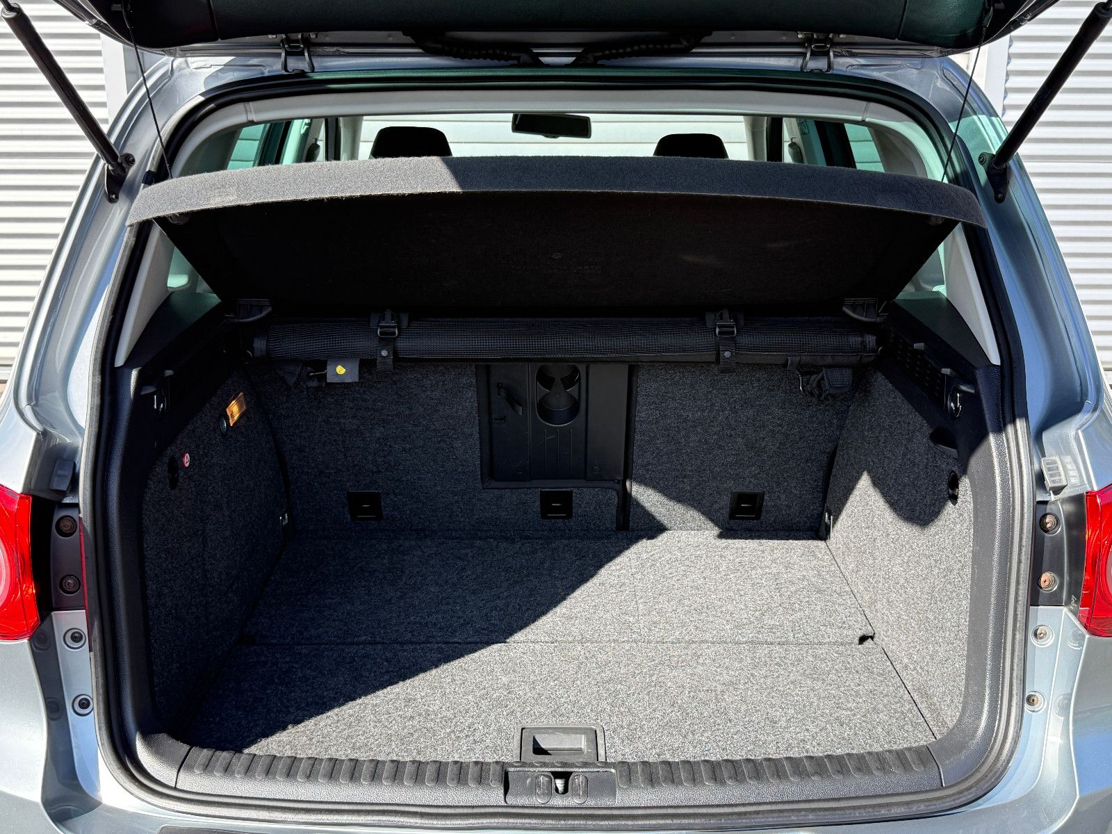 Fahrzeugabbildung Volkswagen Tiguan Team AHK Ambiente-Paket GRA SHZ PDC