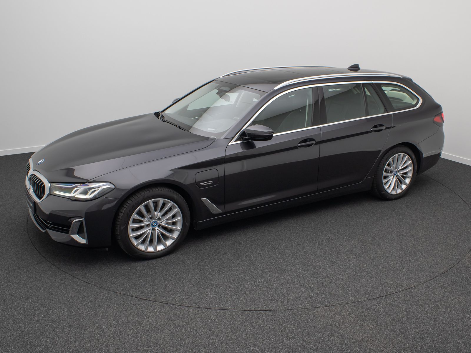 Fahrzeugabbildung BMW 530e xD LuxuryLine Panorama Laser Kamera HUD H/K