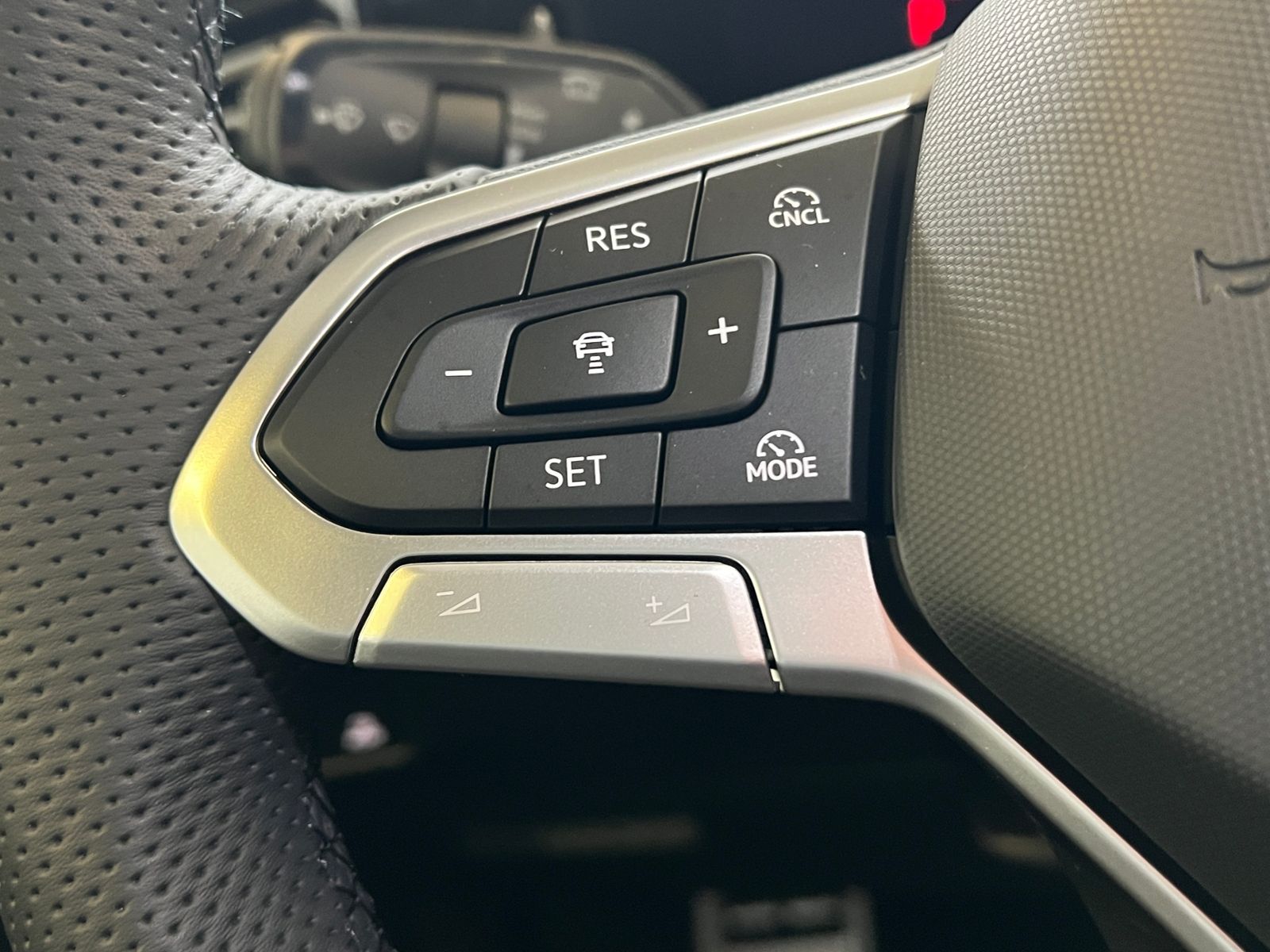 Fahrzeugabbildung Volkswagen Tiguan R-Line 1.5 eTSI DSG *AHK, IQ.Light, DCC,