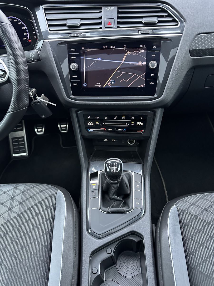 Fahrzeugabbildung Volkswagen Tiguan 2.0 TDI R-Line NAV+LED+AHK+PANO+KAMERA+PP