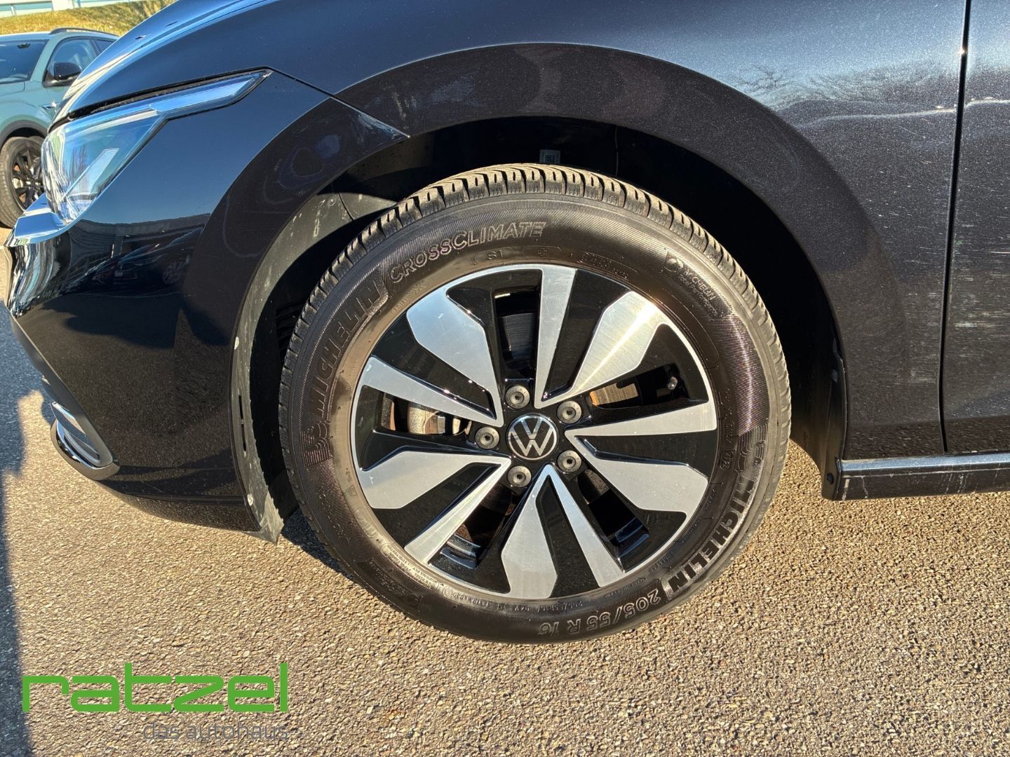 Fahrzeugabbildung Volkswagen Golf 1.5 eTSI Move Navi Rear View AHK Digitales