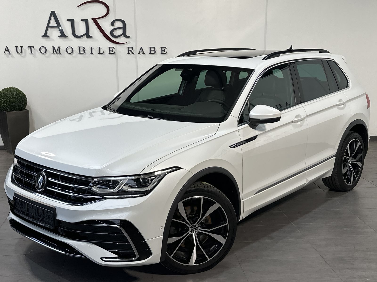 Fahrzeugabbildung Volkswagen Tiguan R-Line 4M NAV+IQ-LIGHT+PANO+20ZO+360°+ACC
