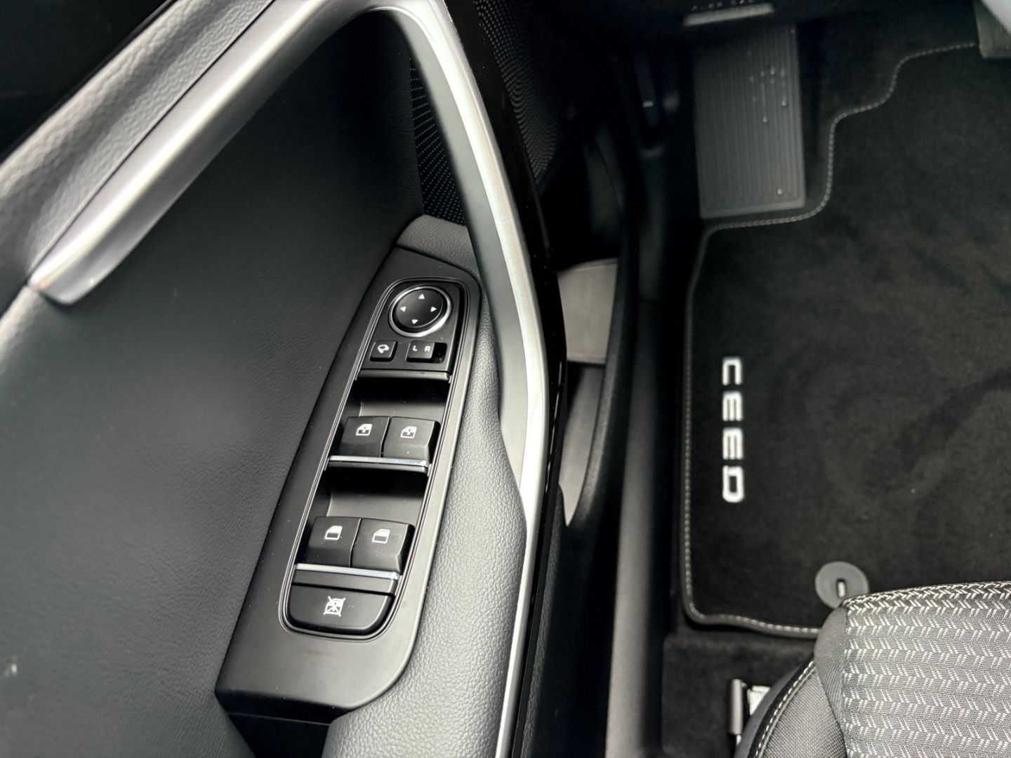 Fahrzeugabbildung Kia Ceed_sw Ultimate 1.5 T-GDI Mild-Hybrid P8, P9