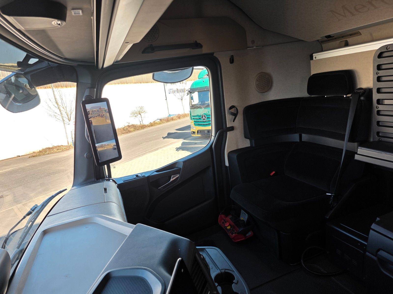 Fahrzeugabbildung Mercedes-Benz Actros 2551 L 6x2 Palfinger PK22002 Funk Solo
