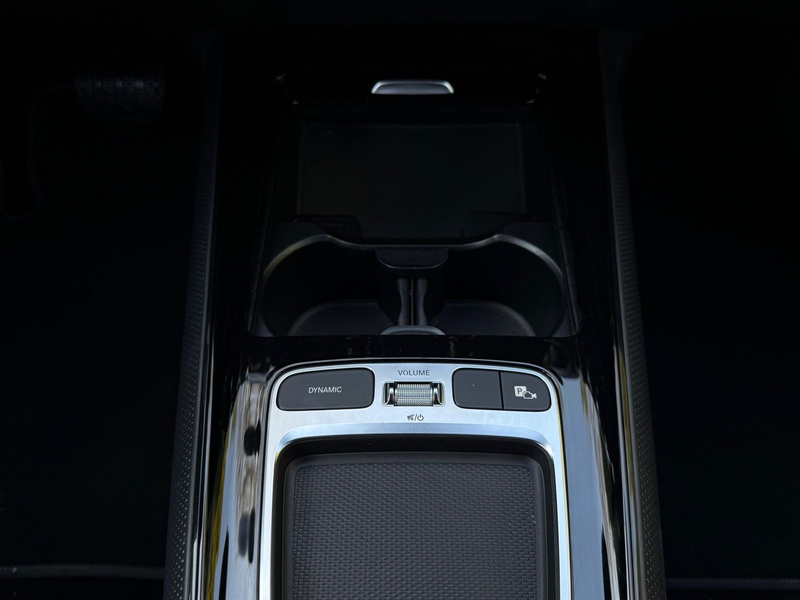 Fahrzeugabbildung Mercedes-Benz GLA 180 7G LED+MBUX+VIRT+SHZ+KAM+PARK+T-LEDER+