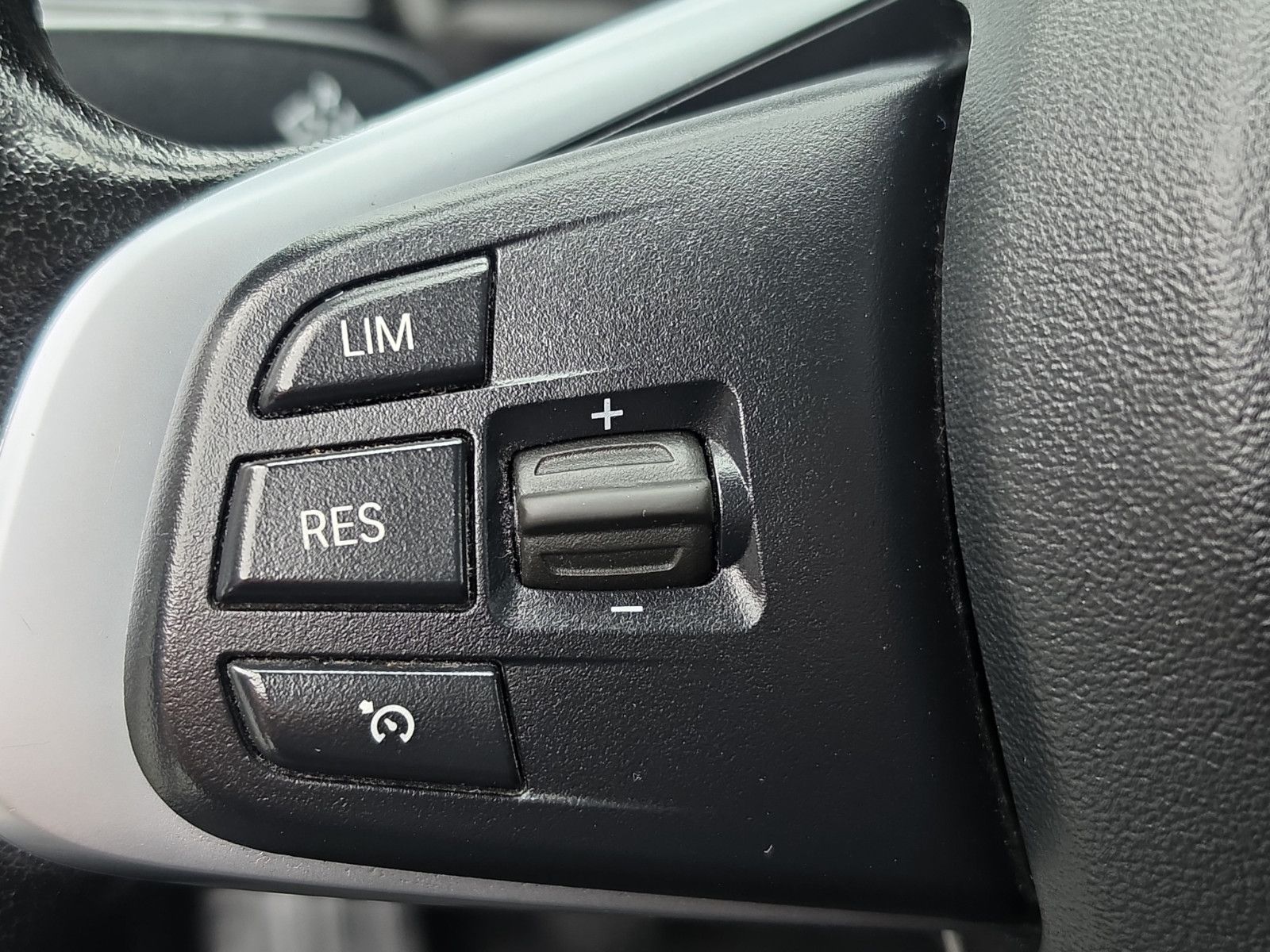 Fahrzeugabbildung BMW 218 2 Active Tourer 218 i TÜV SERVICE NEU
