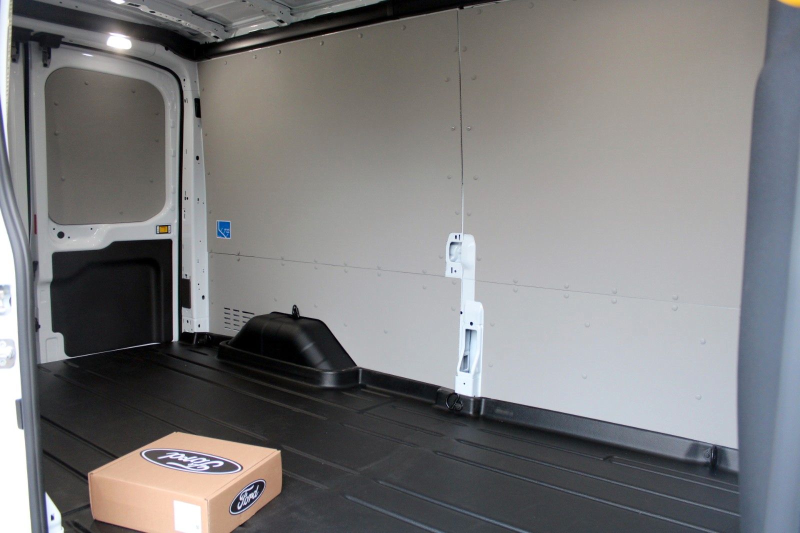 Fahrzeugabbildung Ford e-Transit 350 L3H2 TREND ELEKTRO + Technologie P