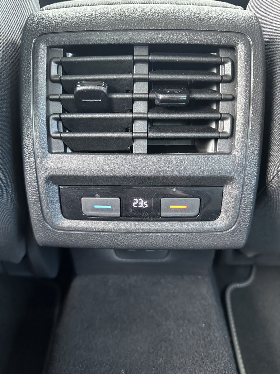 Fahrzeugabbildung Volkswagen Golf Variant 2.0 TDI DSG Life NAV+LED+ACC+KAMERA