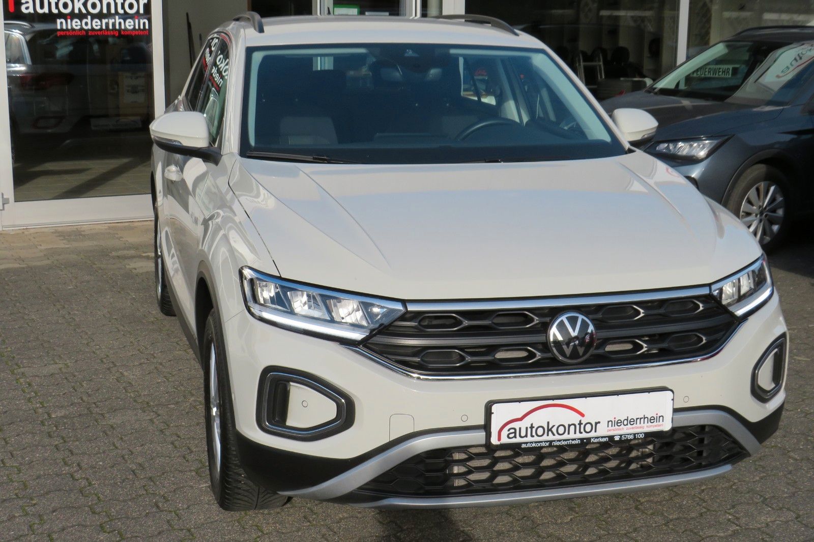 Fahrzeugabbildung Volkswagen T-Roc Life DSG AHK NAVI SITZH. APP-CON. LED 1Hd