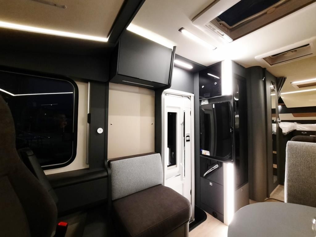 Fahrzeugabbildung Laika Kosmo H 1409 Verfüg./Sparen Sie 17.631,- €