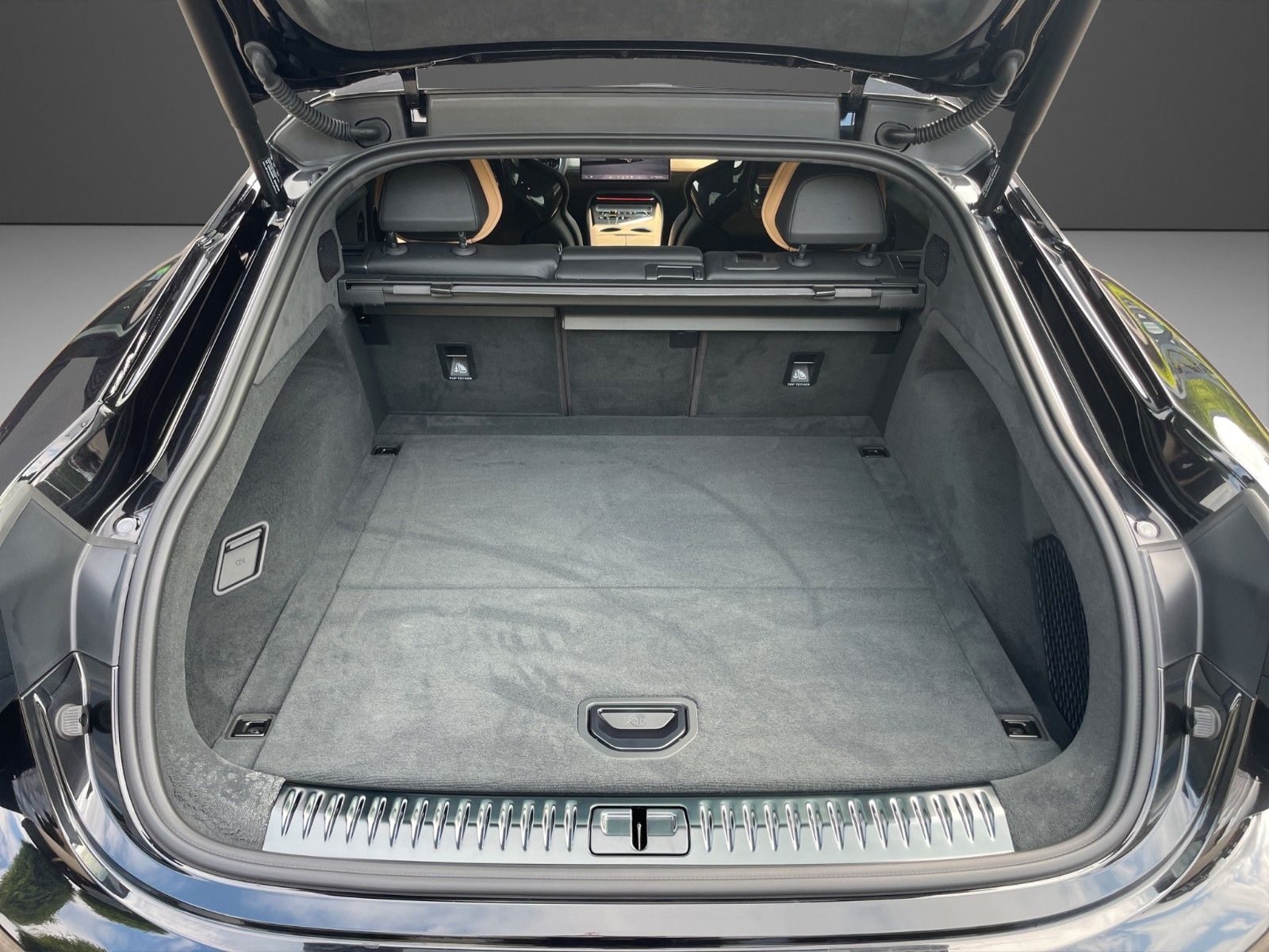 Fahrzeugabbildung Lotus Emeya 600 Sport SE Innen Gold Carbon Sitzschalen