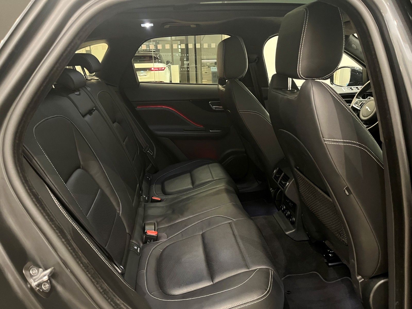 Fahrzeugabbildung Jaguar F-Pace 30d R-Sport AWD Panorama & 22" Rad