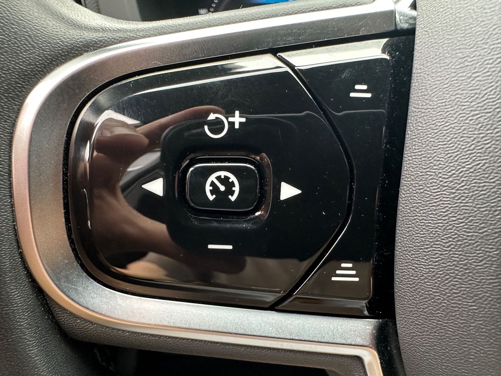 Fahrzeugabbildung Volvo XC60 B5 B AWD Ultimate Bright NAV+LED+PANO+AHK