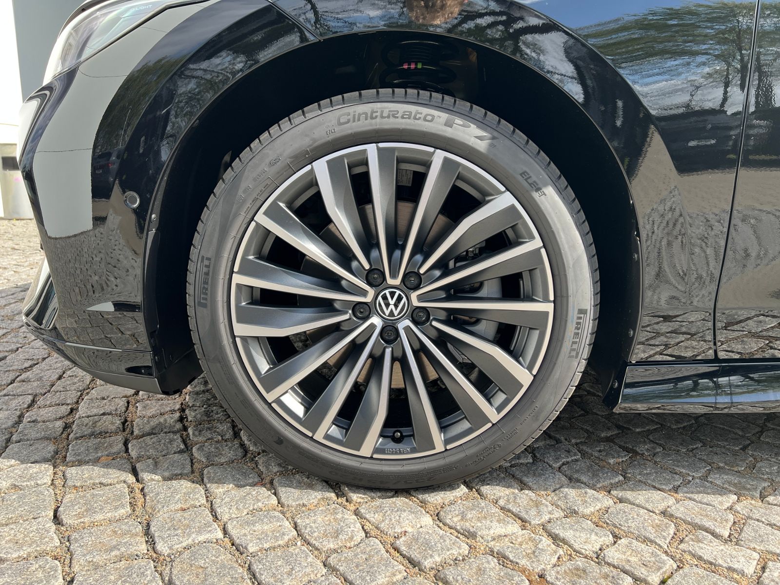 Fahrzeugabbildung Volkswagen ID.7 GTX Tourer 4MOTION 250 kW *AHK, Wärmepumpe,