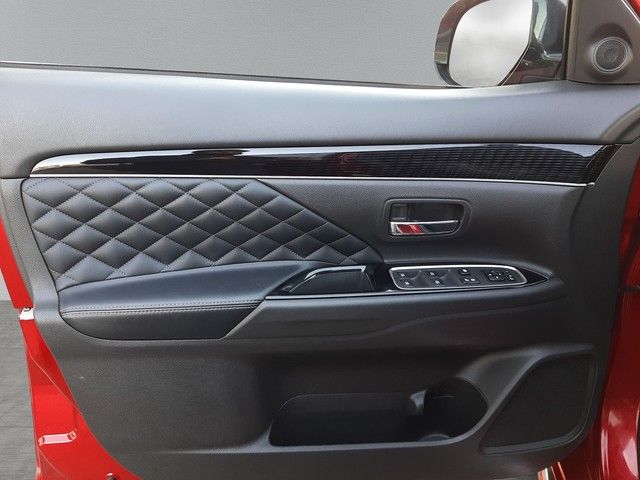 Fahrzeugabbildung Mitsubishi Outlander Plus Spirit 2.4 PHEV 4WD Leder 360°