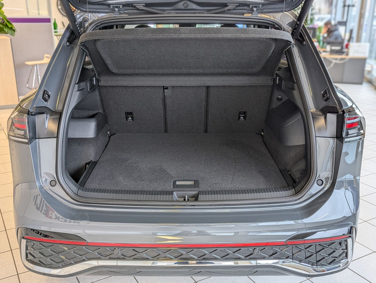 Fahrzeugabbildung Volkswagen Tiguan 2.0TDI R-Line 4M Pano H/K AHK Matrix 20"