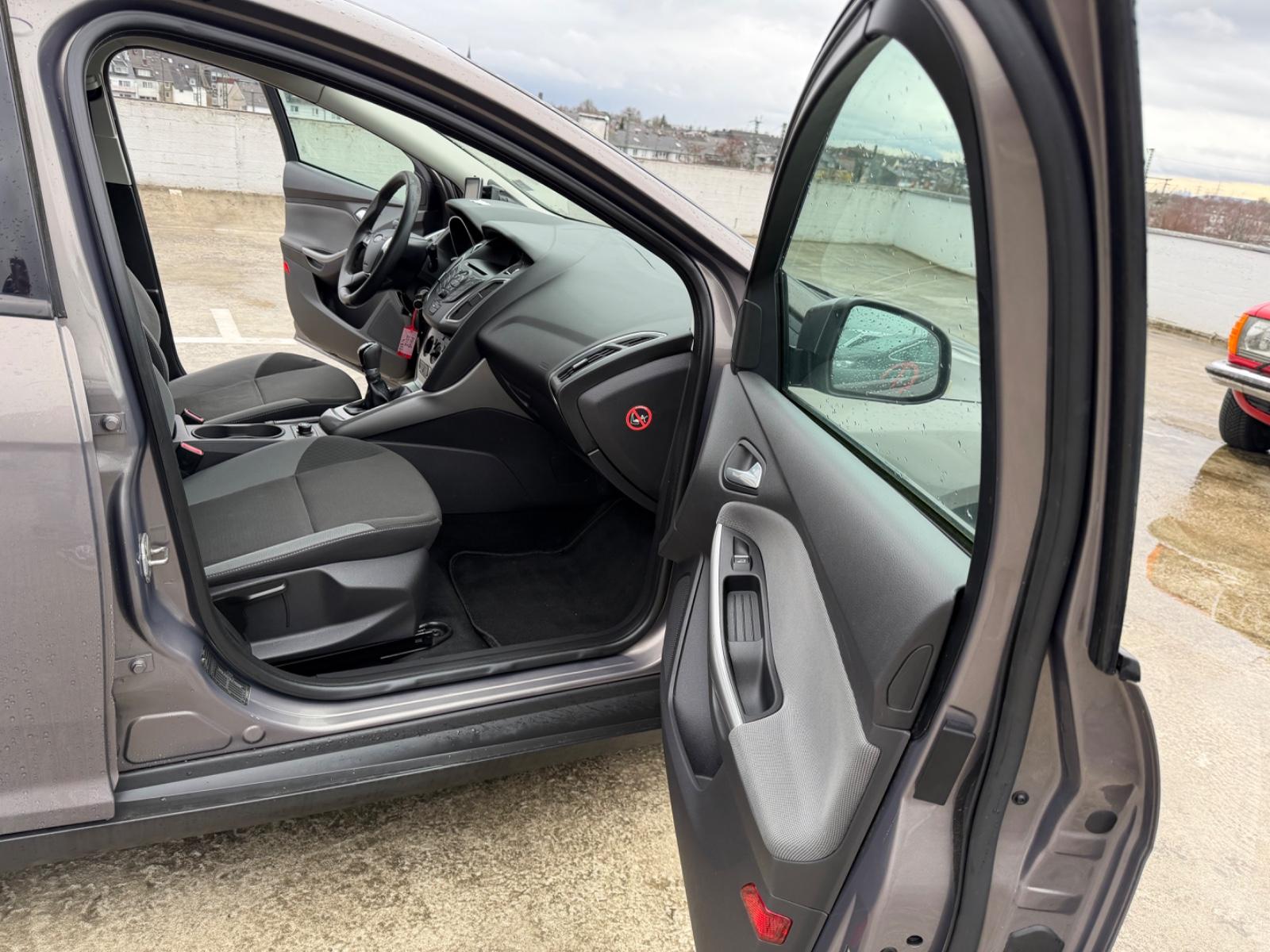 Ford Focus 2012 — photo 16
