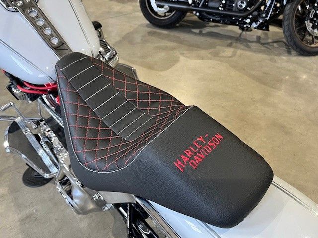 Fahrzeugabbildung Harley-Davidson FLDE Deluxe Chicano Umbau Mega Bike