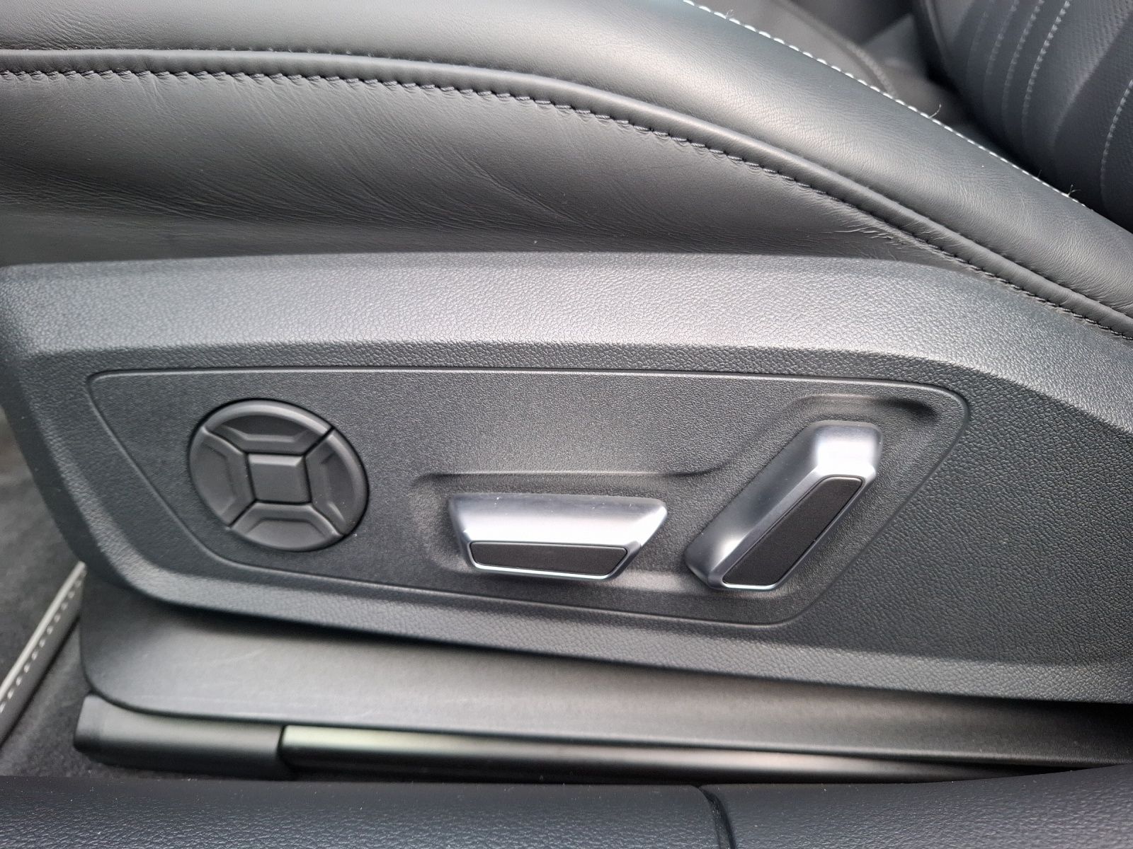 Fahrzeugabbildung Audi A6 Avant 50 TDI quattro S-line Matrix AHK Navi L