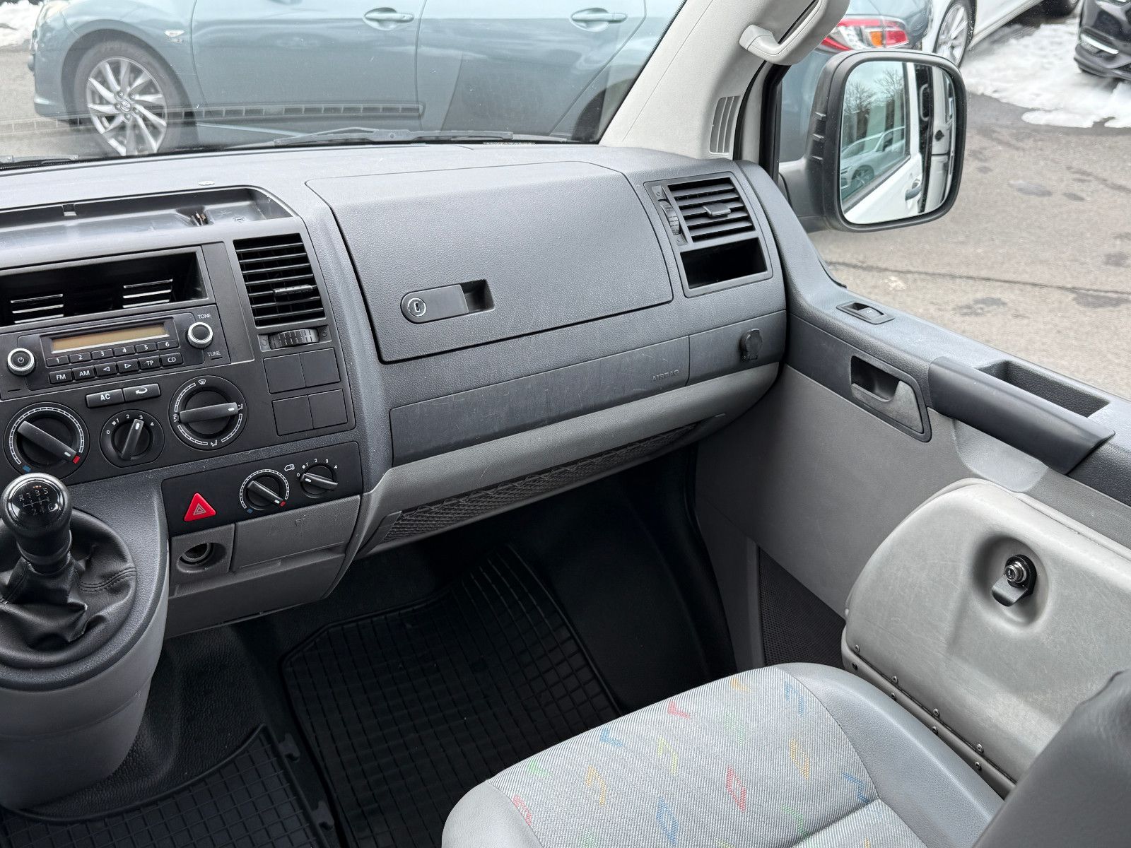 Fahrzeugabbildung Volkswagen T5 2.5 TDI 5-Zylinder 7-Sitzer Klima PDC Sthz