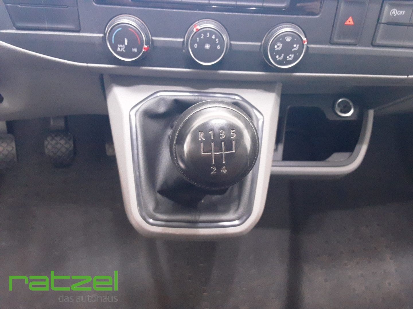 Fahrzeugabbildung Volkswagen T6.1 Kombi Kastenwagen KR 2.0 TDI AHK DAB Notbre