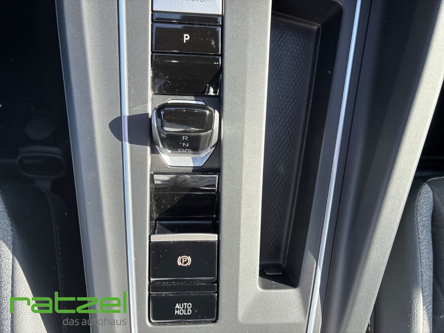 Fahrzeugabbildung Volkswagen Golf Variant 1.5 eTSI DSG ENERGY AHK+NAVI+Digita