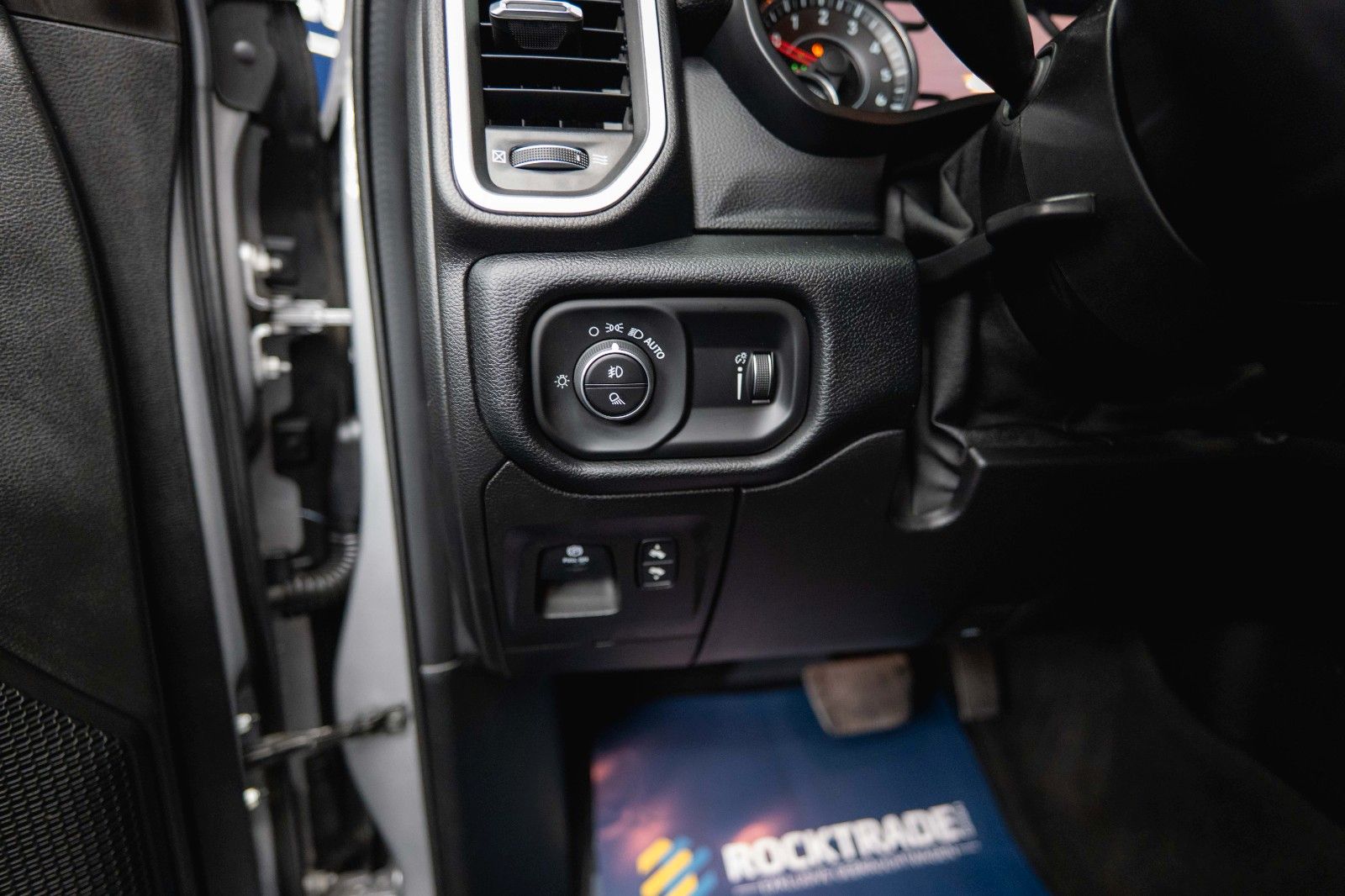 Fahrzeugabbildung Dodge RAM 5.7 V8 HEMI 4x4 Offroad Night Limited 19%