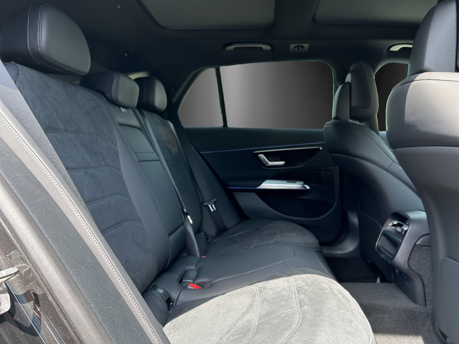 Fahrzeugabbildung Mercedes-Benz E 220 d T+AMG+PANO+SUPERSCR.+DISTR+AHK+Bel.Kühl.