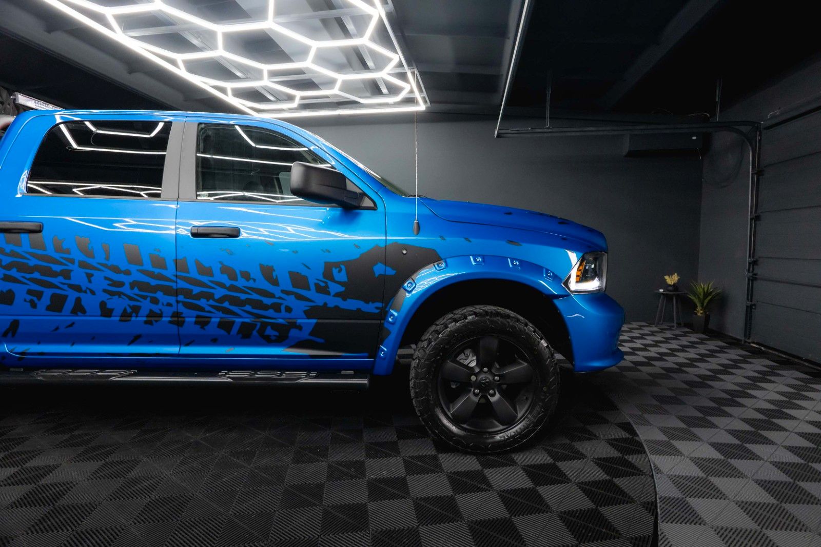 Fahrzeugabbildung Dodge RAM 5.7 V8 HEMI 4x4 OFFROAD Night-Paket *LED*