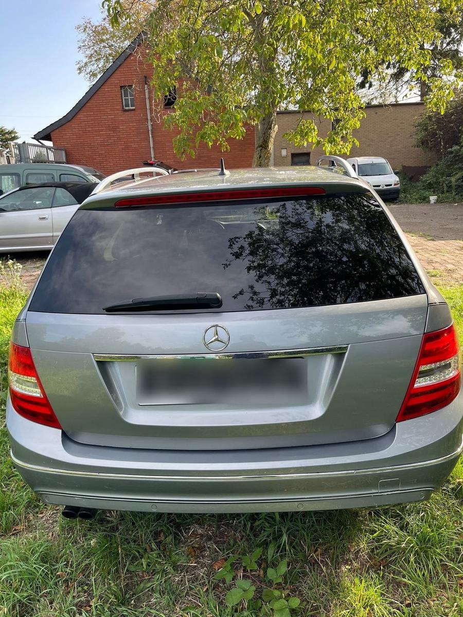 Mercedes-Benz C180 2011 — вигляд ззаду