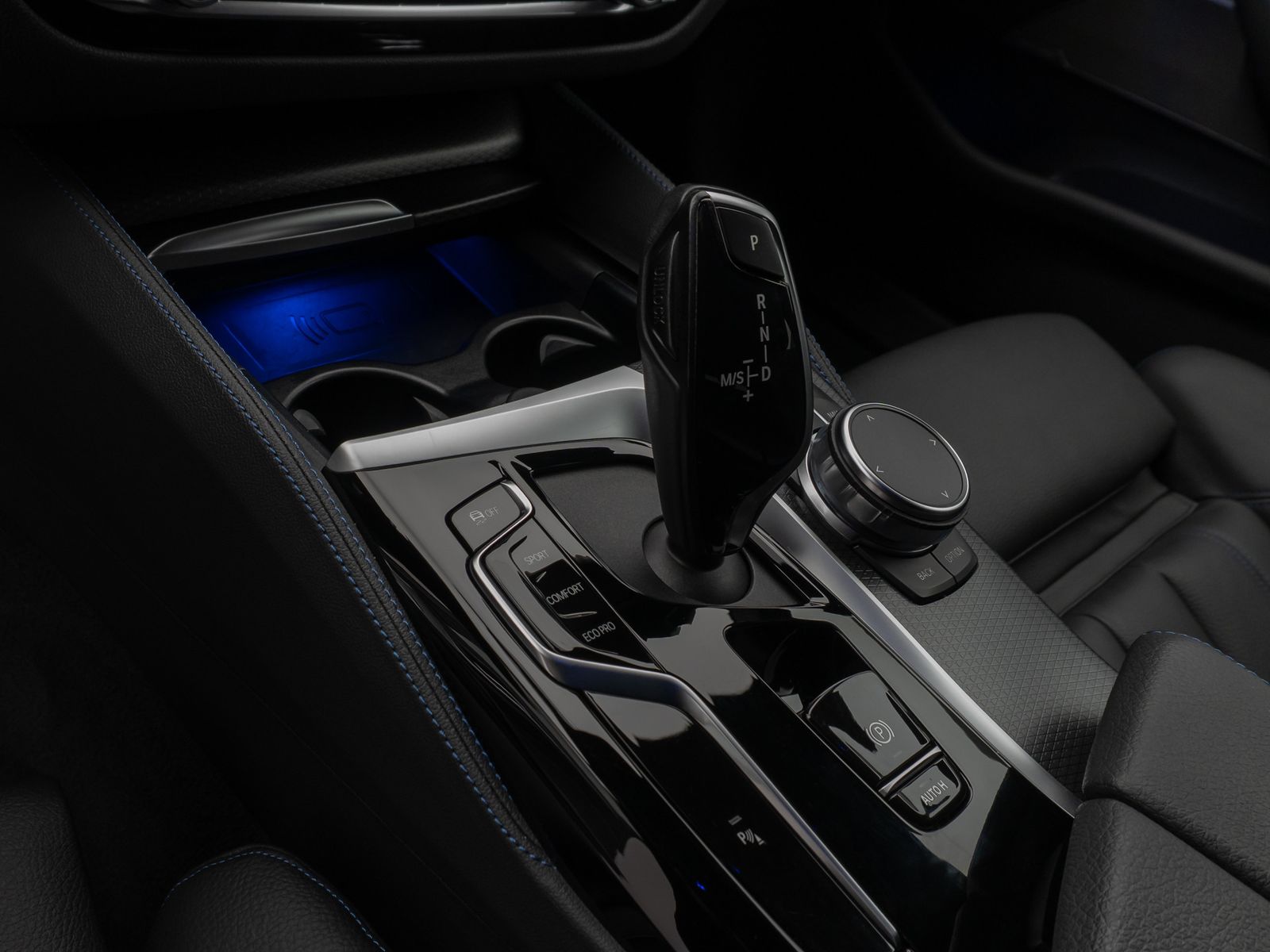 Fahrzeugabbildung BMW 530d xD M Sport Kamera HUD DAB H/K Komfort Alarm