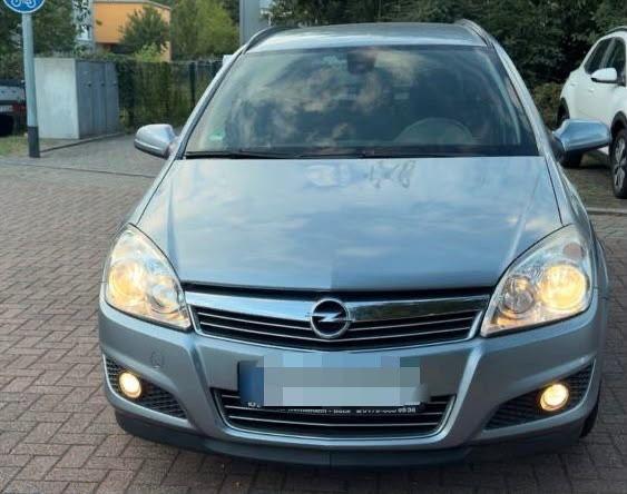 Opel Astra 2008 — rear view