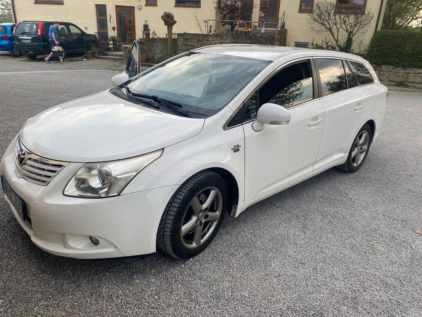 Toyota Avensis 2011 — interior