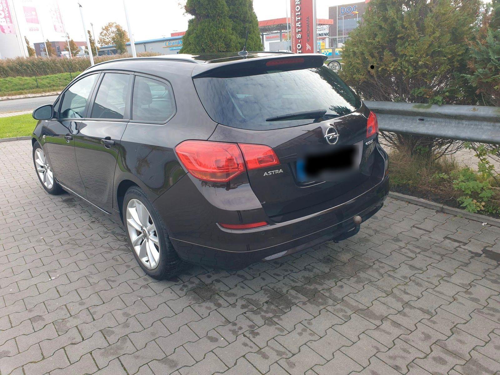 Opel Astra 2012 — rear view