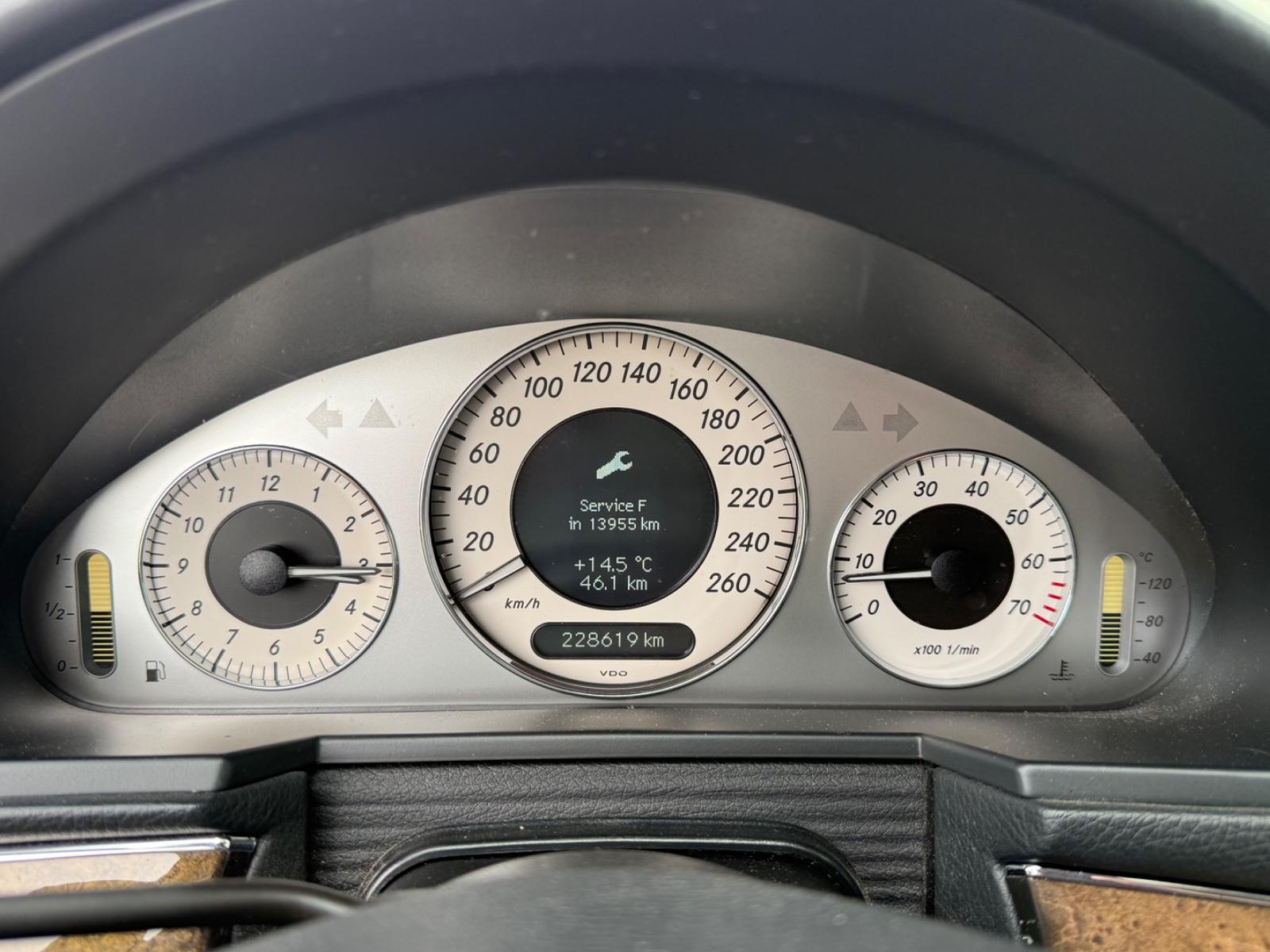 Mercedes-Benz E200 2008 — photo 21
