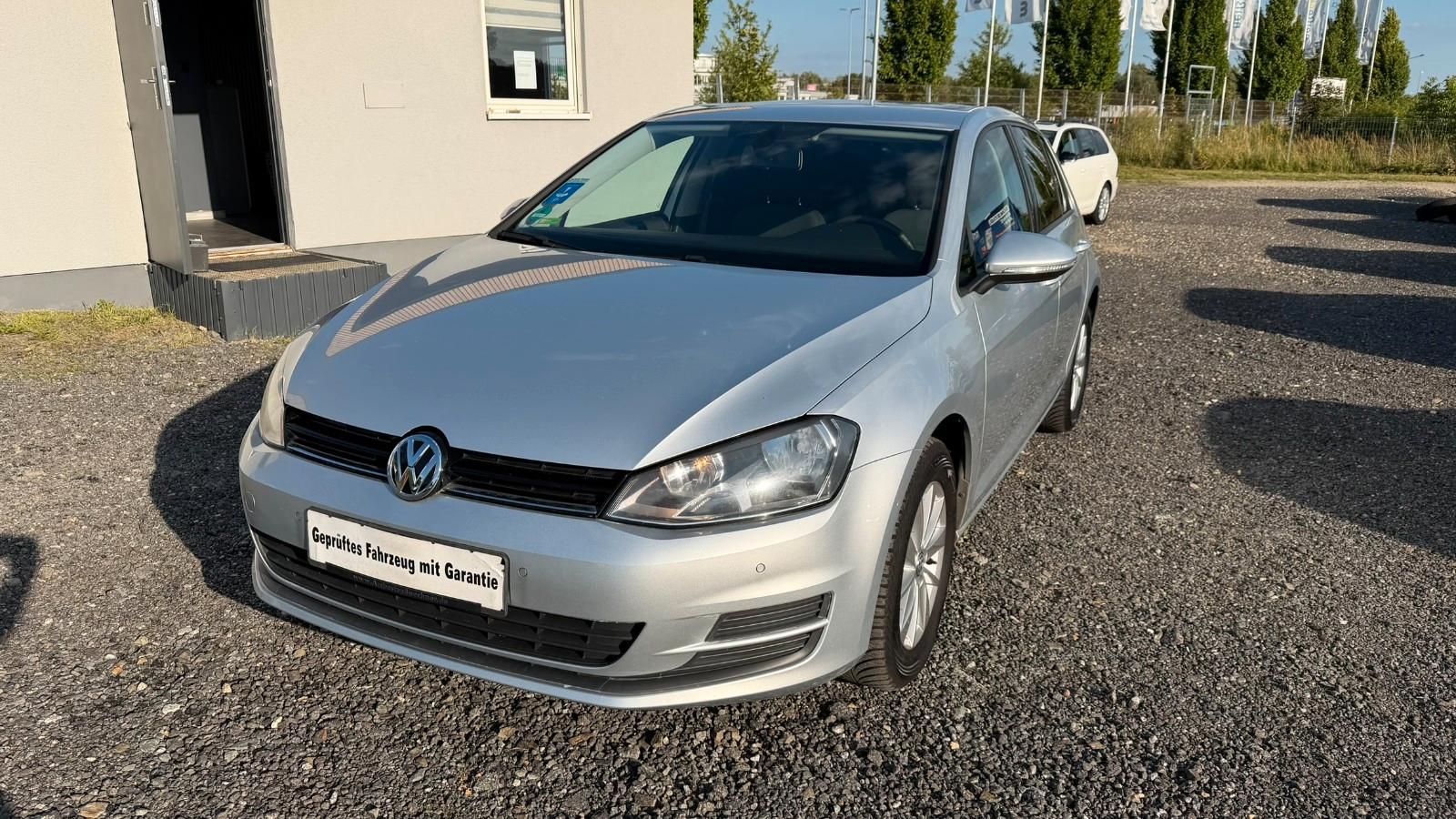 Volkswagen Golf VII Scheckheft Tempomat Sitzheizung 2xPDC