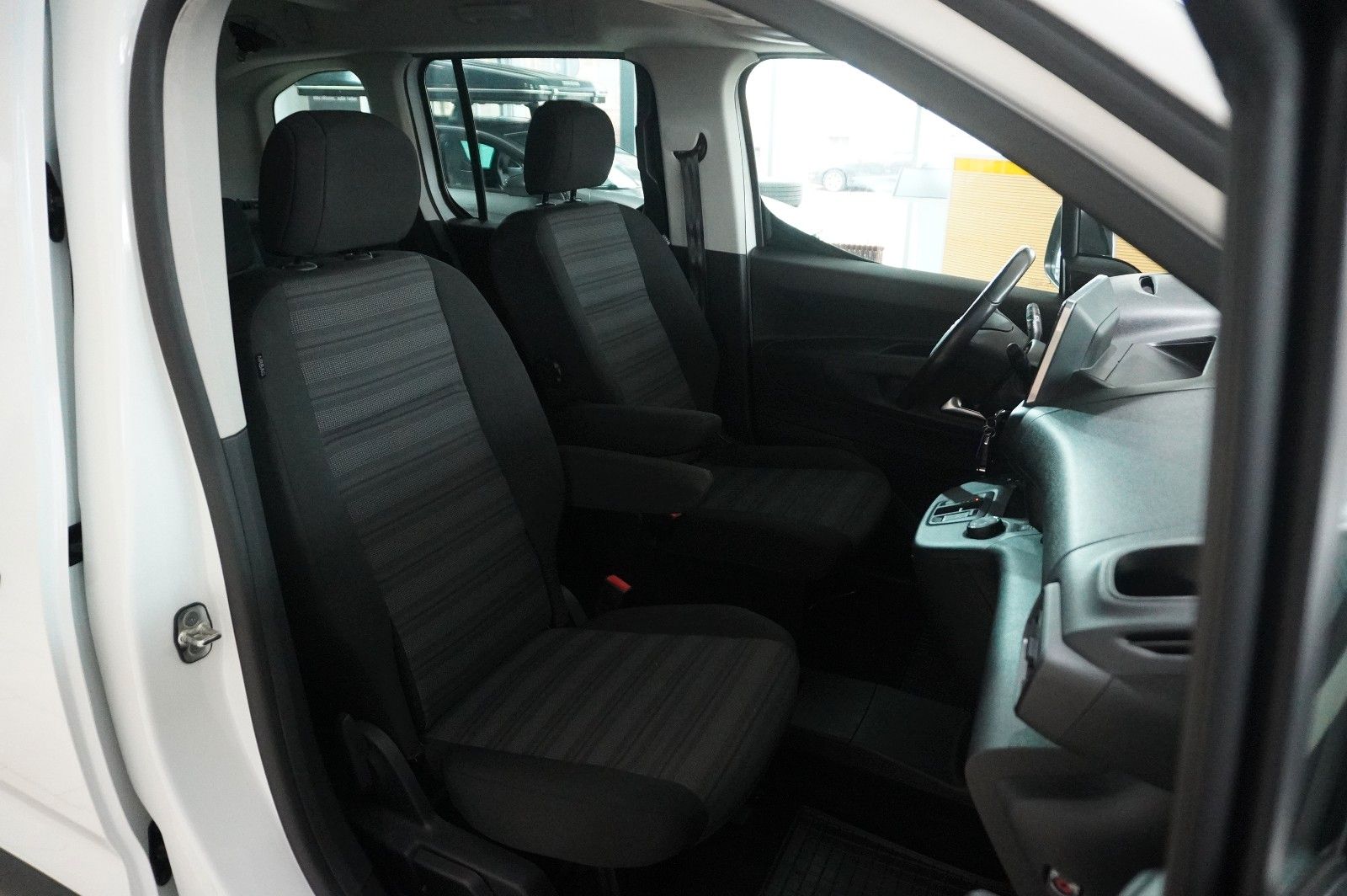 Fahrzeugabbildung Opel Combo-e LIFE ELEGANCE 11KW NAVI/KAMERA/VIRT./DAB
