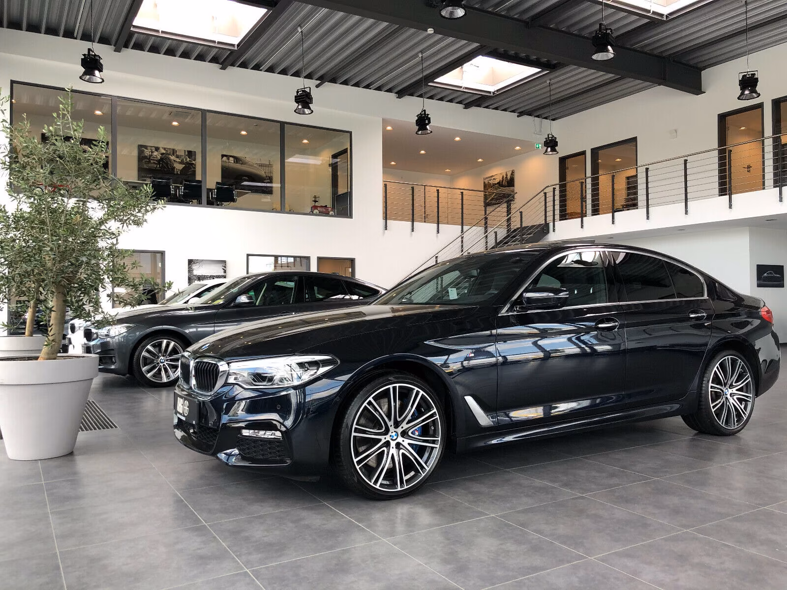 showroom-image-top