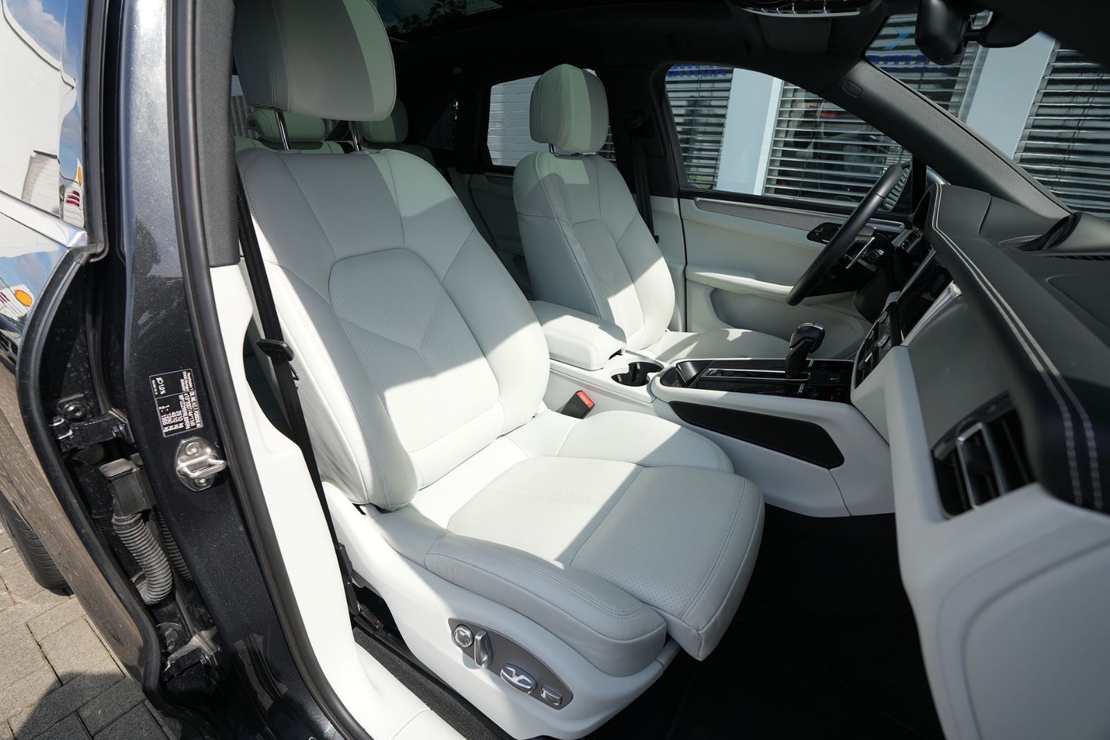 Porsche Macan LEDER KREIDE-ACC-LUFTF-PANO-SPORTABG.-VOLL foto 2