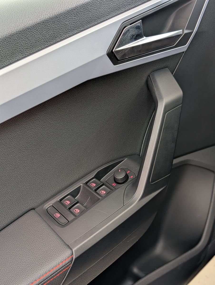 Fahrzeugabbildung SEAT Arona 1.5 TSI FR DSG ACC LED AHK KAM DINAMICA 18