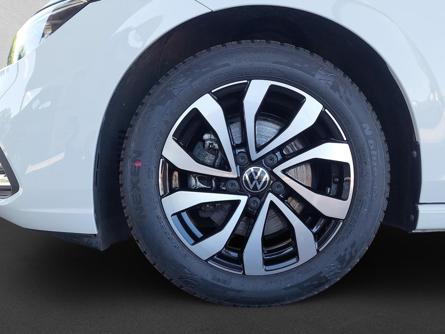 Volkswagen Golf 1.5 TSI Active AHK-klappbar Navi Digitales 