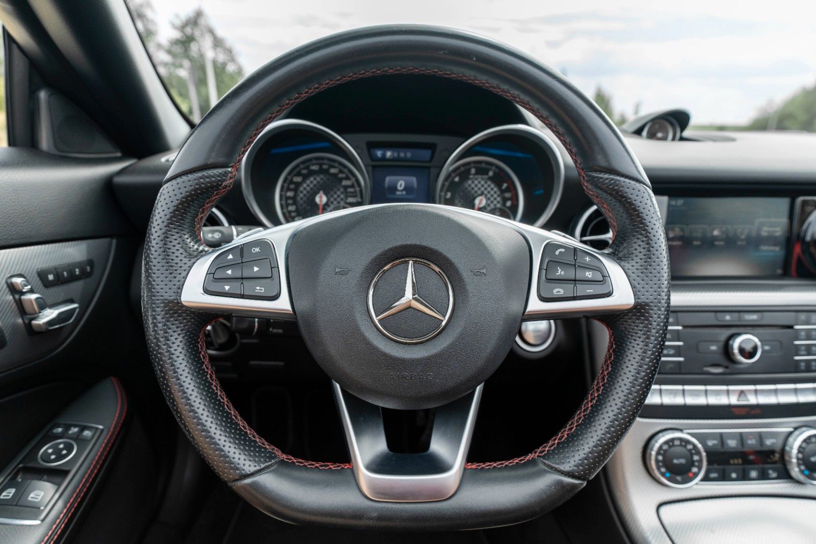 Fahrzeugabbildung Mercedes-Benz SLC 300 AMG Roadster H&K TOTW LED KAM NAV