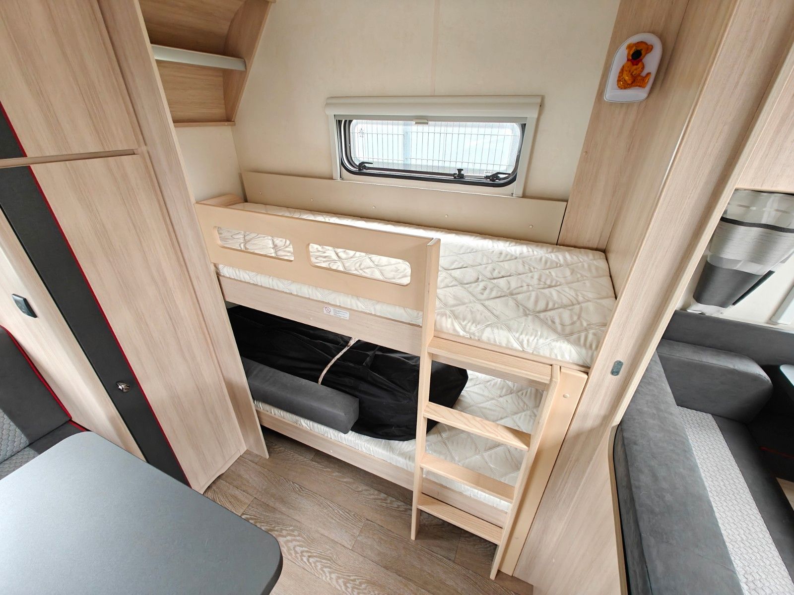 Fahrzeugabbildung Hobby De Luxe Edition 650 KMFe - Etagenbetten, 2x Sitz