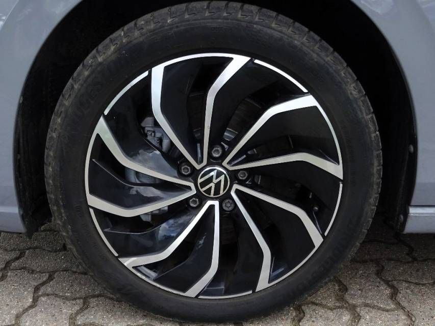 Fahrzeugabbildung Volkswagen Golf VIII 1.4 eHybrid Style  8-fach bereift