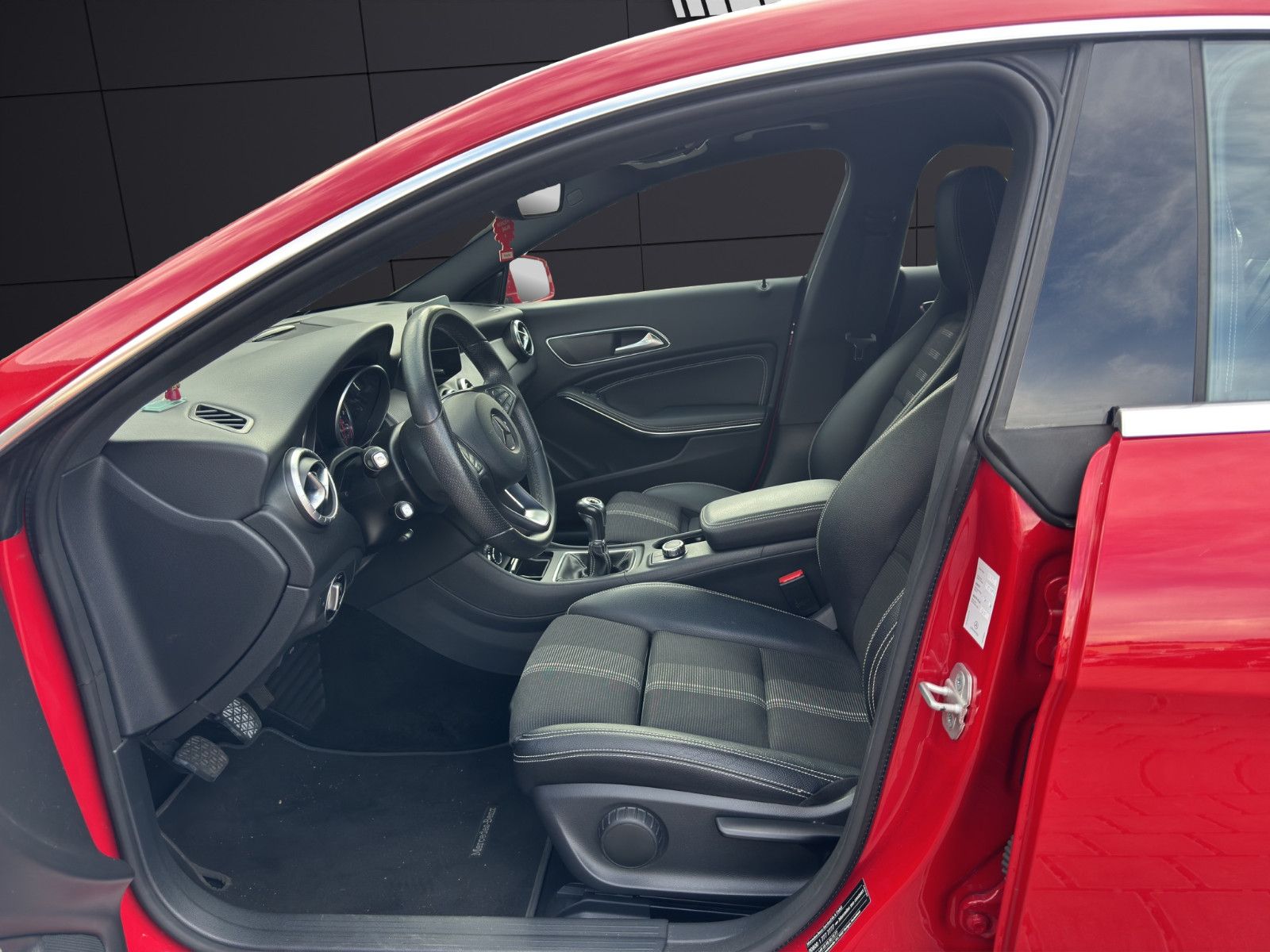 Fahrzeugabbildung Mercedes-Benz CLA 180/Urban/Sportpaket/Keyless Go/Ambiente