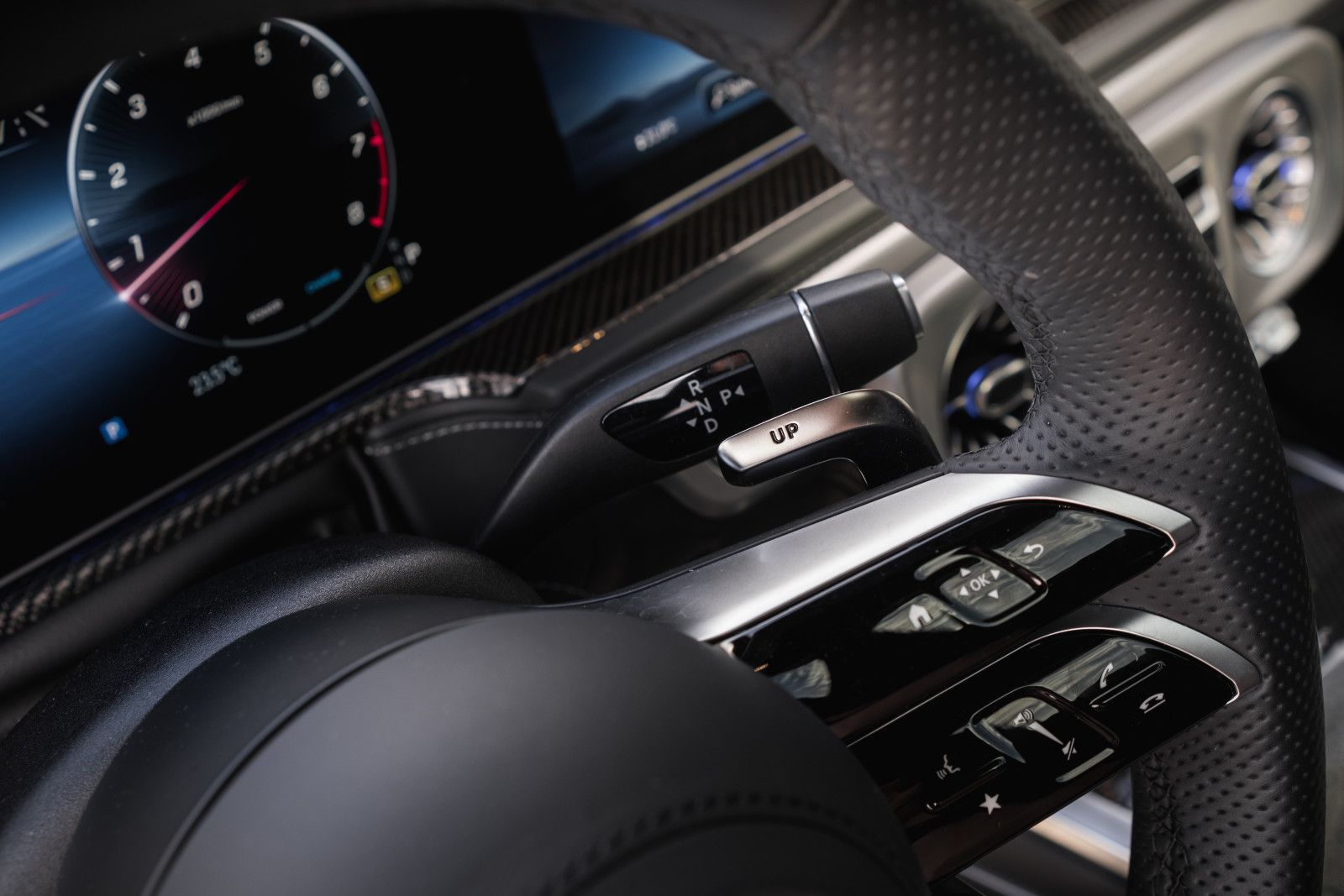 Fahrzeugabbildung Mercedes-Benz G 63 AMG-Perform.Paket-Superior-NightP.-Carbon