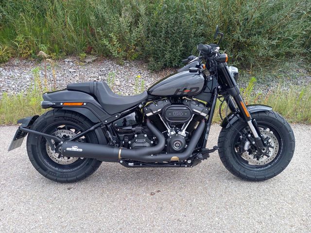 Harley-Davidson FXFBS Fat Bob 114 mit J&H 2in1 Komplettanlage