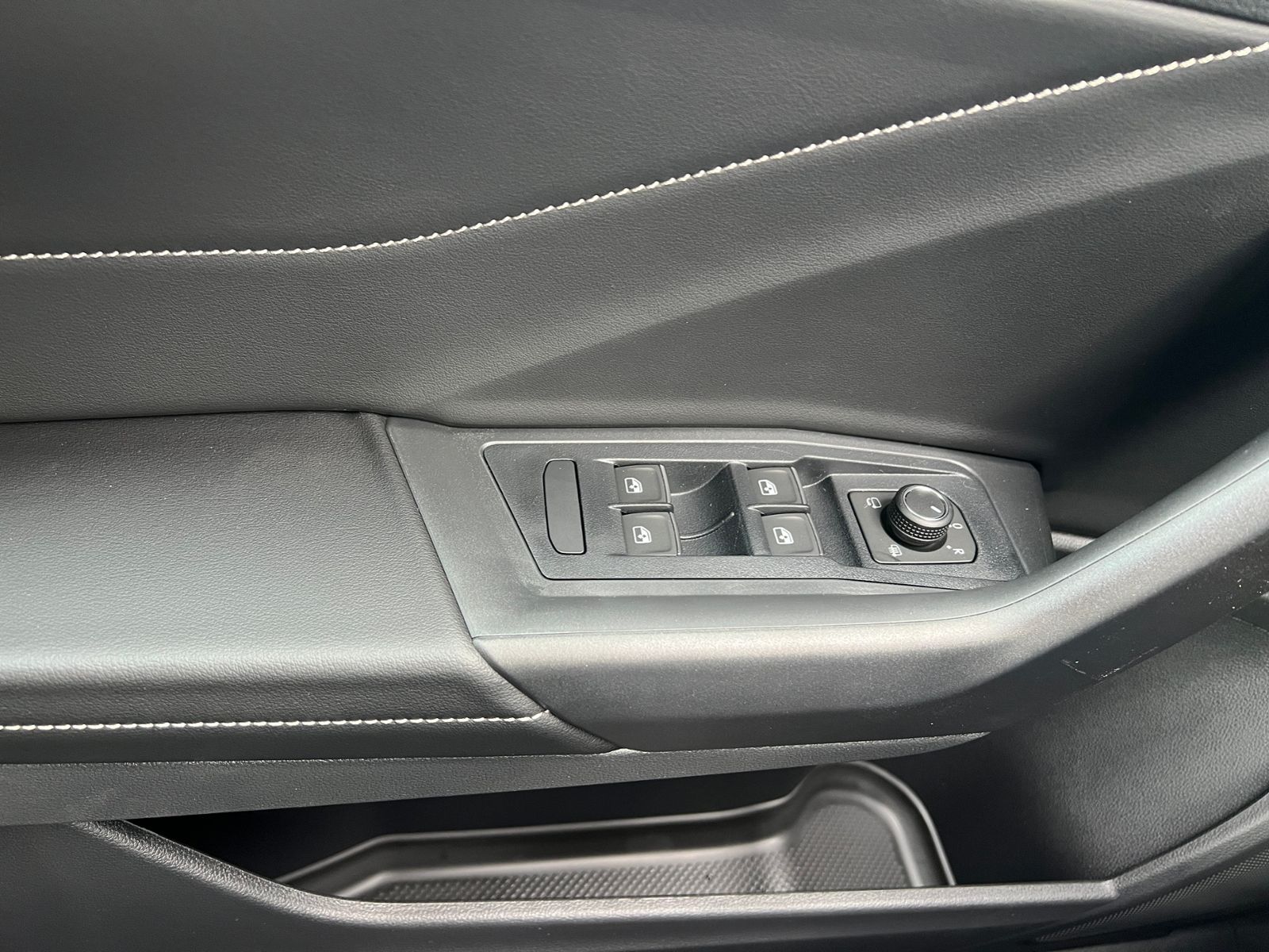 Fahrzeugabbildung Volkswagen T-Roc Cabriolet R-Line 1.5 TSI DSG *AHK,Black-St